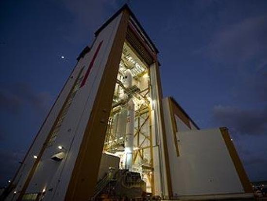 	  Ракета-носитель Ariane 5 со спутни...