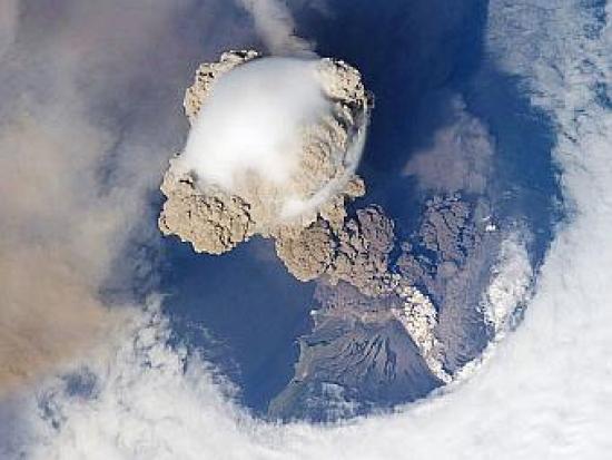 Извержение вулкана. Фото NASA