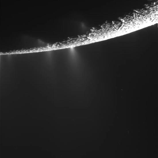 Струи фонтанов спутника Сатурна Энцелад.