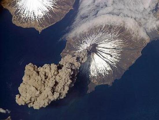 Извержение вулкана Кливленд. Фото NASA