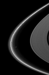"Кассини" застал Прометея за искажением колец Сатурна
