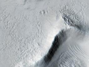 Марсианский зонд сфотографировал кратерное поле