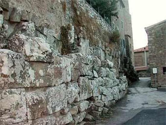 Древняя стена в Ветулонии. Фото Trapa...