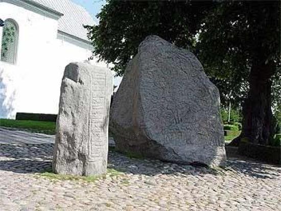 Рунические камни в память о Горме Ста...