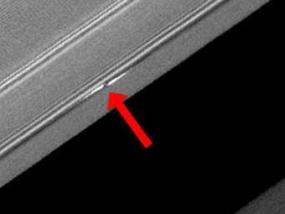 В кольцах Сатурна обнаружили гигантские пропеллеры