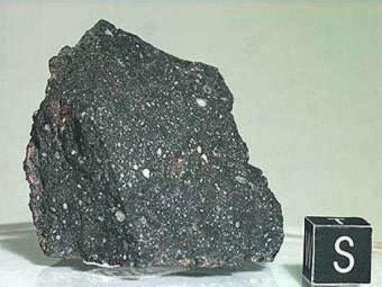 Фрагмент метеорита Мурчисон, на котор...