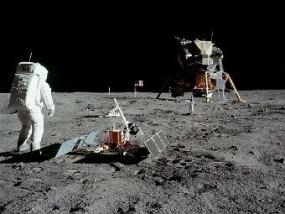 Нил Армстронг объяснил камерность своей прогулки по Луне