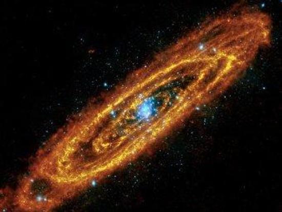 Галактика Андромеды. Желтым и оранжев...