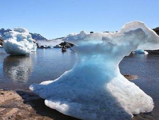 Осколки гренландского ледника. Фото C...