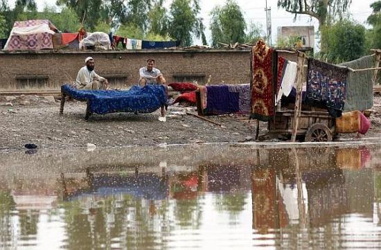 После наводнений в Пакистане в 2010 г...