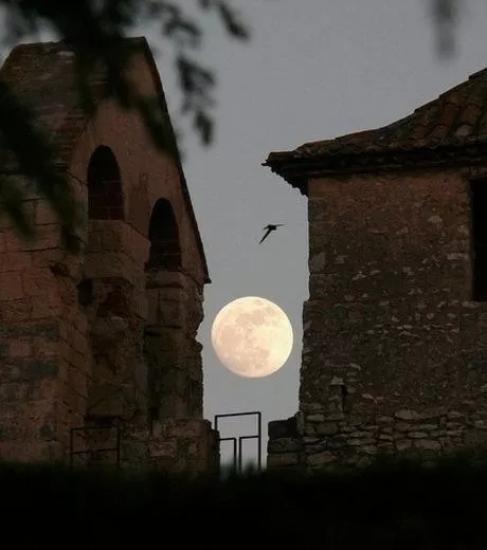 Луна в Каталонии.