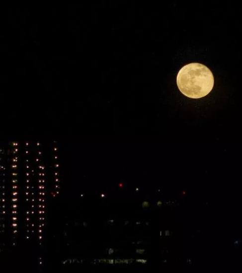 Луна над Нью-Йорком.