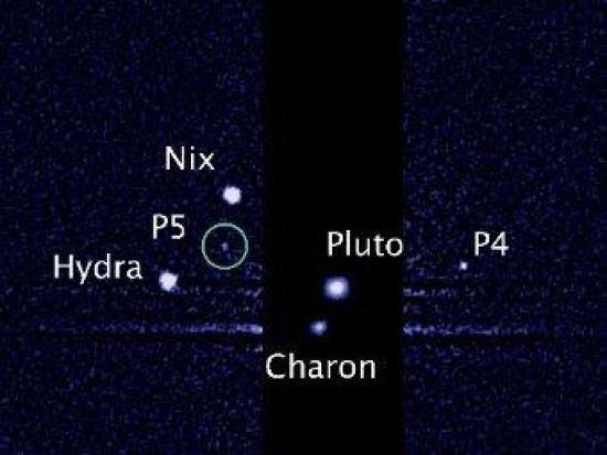 Пятая луна Плутона (P5) на снимке, пе...