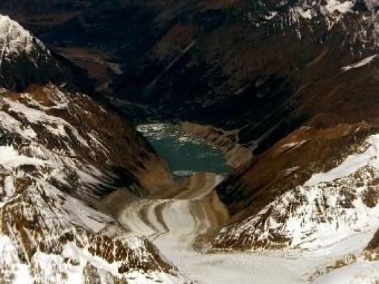 Ледник и озеро в Тибете. Фото Anne Ro...