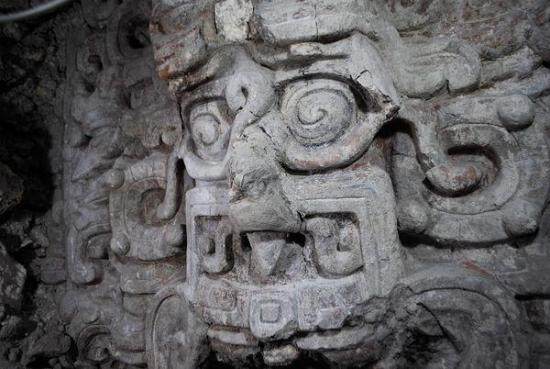 Солнечное божество майя в виде челове...