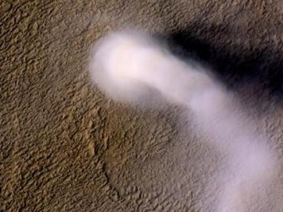 Пылевой вихрь на Марсе. Фото NASA