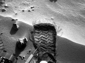 Обнаруженный "Кьюриосити" блестящий объект оказался деталью марсохода