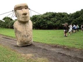 Антропологи реконструировали походку статуй с острова Пасхи