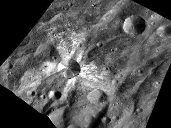 Светлый материал из кратера Весты. Фо...