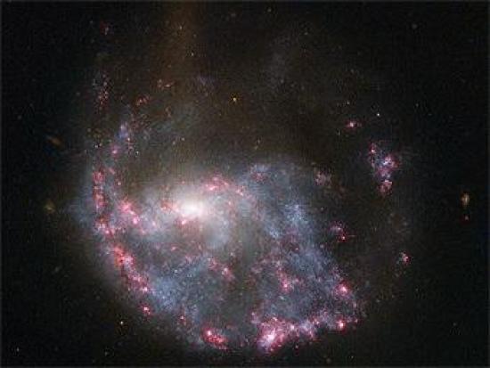 Туманность NGC 922. Фото NASA, ESA