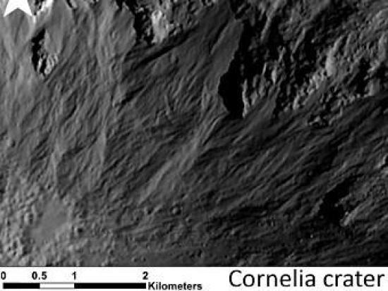 Извилистые овраги на Весте. Фото NASA...