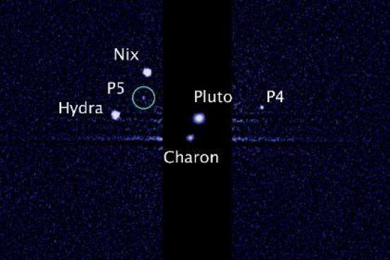 Плутон в окружении своих спутников. N...