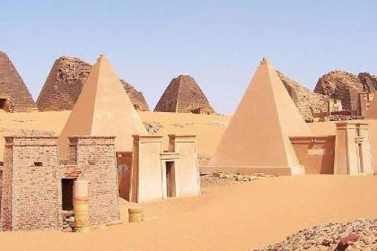 Пирамиды Мероэ (слева направо - N25, ...