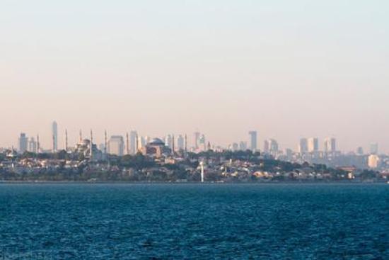 Вид на Стамбул от Мраморного моря. Фо...