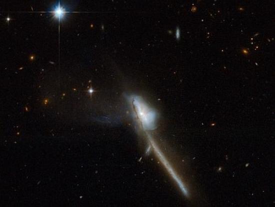 Галактика Mrk 273 тащит за собой хвос...