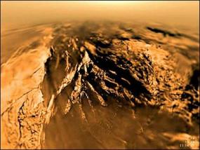 Спутник Сатурна Титан имеет твердую ледяную оболочку