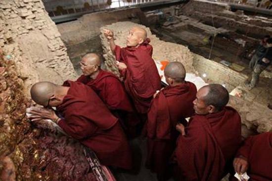 Монахи на месте раскопок. Фото: ЮНЕСКО