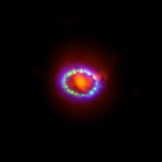Составное изображение сверхновой 1987...