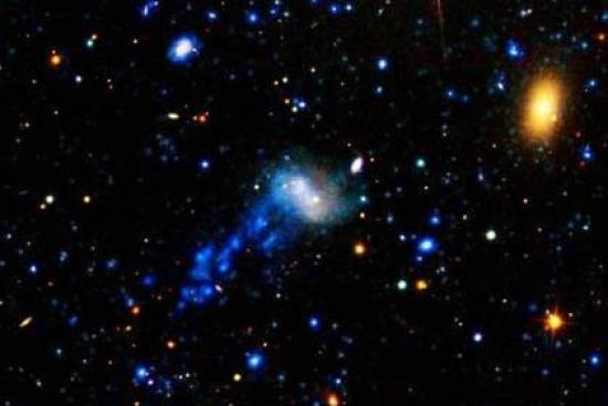 Галактика IC 3418 в центре изображени...