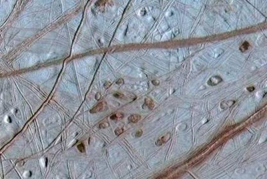 Поверхность Европы. NASA/JPL/Universi...