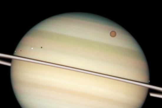 Сатурн и его спутники.