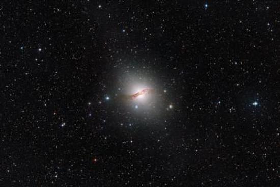 Центавра А. Фото: ESA/Hubble, NASA, D...