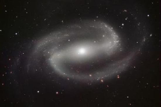 Спиральная галактика NGC 1300. Фото: ...