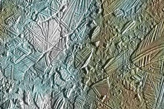 Фрагмент поверхности Европы. Фото: NASA