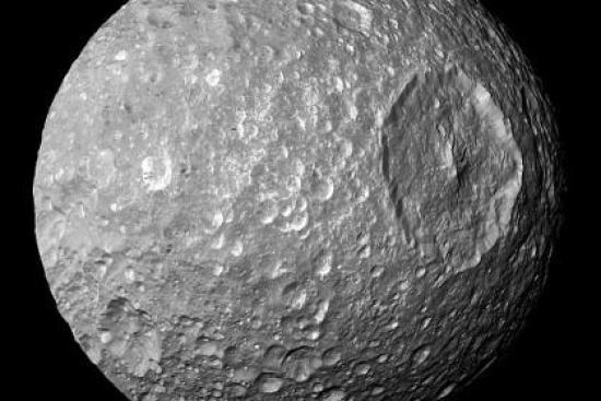 Мимас и его кратер. Фото: NASA