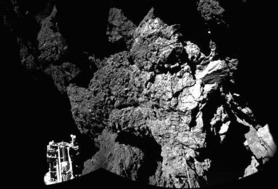 Первый снимок с поверхности кометы. Ф...