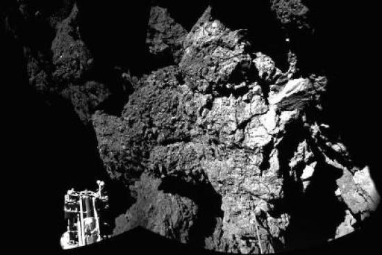 Первый снимок с поверхности кометы. Ф...