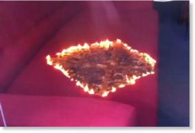 Странный, квадратной формы, огонь сжег в лондонском магазине диван