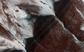 В NASA показали заледеневшие скалы Марса
