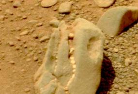 На Марсе нашли объект, похожий на череп динозавра