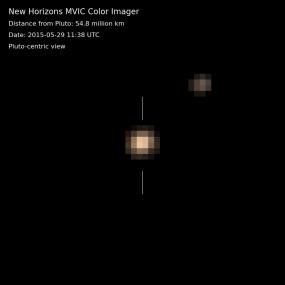 Получены первые цветные изображения Плутона и его спутника Харона