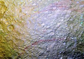 На спутнике Сатурна найдены необычные красные полосы