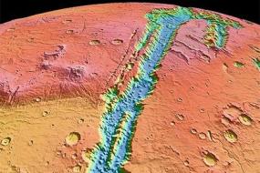 НАСА показало снимок водяного потока в долинах Маринера на Марсе