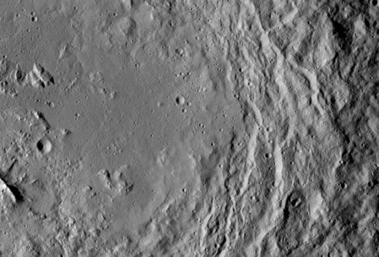 Горный хребет в кратере. Изображение:...