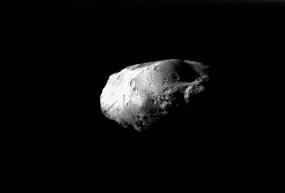 Станция Cassini сделала снимок Прометея и полумесяца Сатурна III