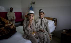 Пакистанские доктора пытаются разгадать тайну «детей Солнца», которые теряют способность двигаться по ночам